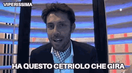 a man in a suit and tie says ha questo cetiolo che gira