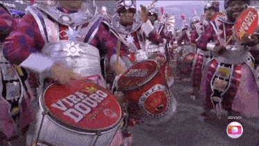 a group of people playing drums that say vira douro on them