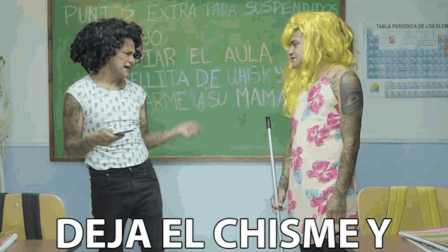 two people standing in front of a chalkboard with deja el chisme y written on it