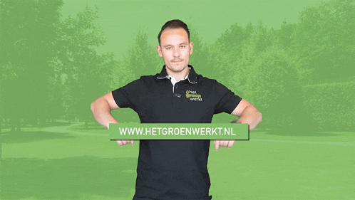 a man wearing a black shirt with het groen werkt on it