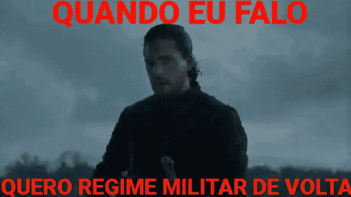 a man is standing in front of a cloudy sky with the words quando eu falo quero regime militar de volta written in red .