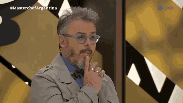 a man with glasses and a beard is on a television show called master chef argentina