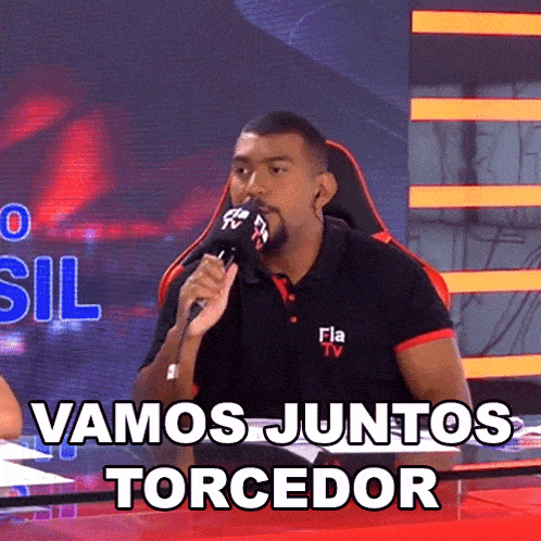 a man holding a microphone with the words vamos juntos torcedor written below him