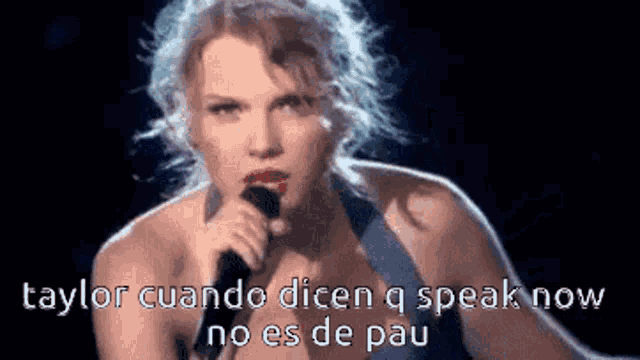 taylor swift is singing into a microphone with the words taylor cuando dicen q speak now no es de pau below her