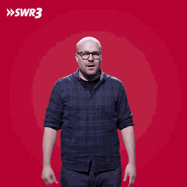 a man with his arms outstretched in front of a red background with the letters swr3 on it