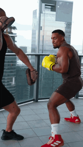 a man wearing boxing gloves with the letter l on them