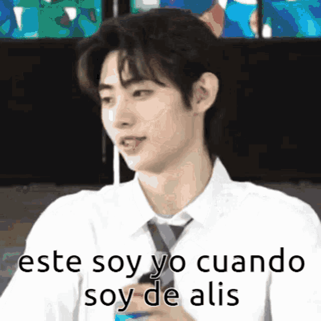 a young man wearing a white shirt and tie says " este soy yo cuando soy de alis " in spanish