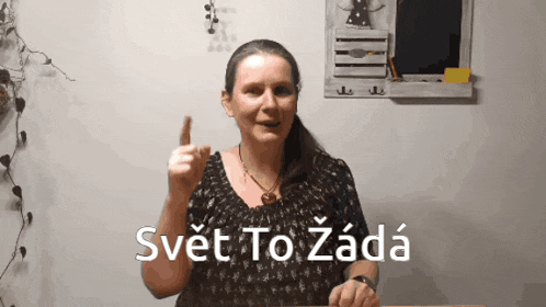 a woman in a black shirt is pointing up with the words svět to zada written below her