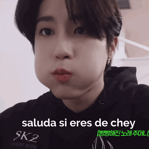a close up of a person 's face with the words saluda si eres de chey in the corner