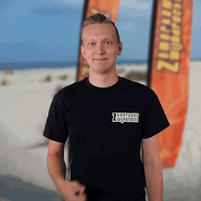 a man wearing a black shirt that says zomerkamp wyndrecht on it