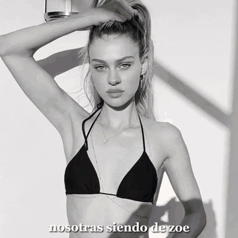 a black and white photo of a woman in a bikini with the words nosotras siendo de zoe above her