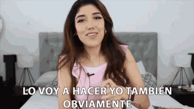 a woman laying on a bed with the words lo voy a hacer yo tambien obviamente written below her