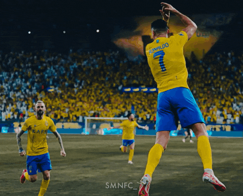 a soccer player in a yellow jersey with the number 7 on it