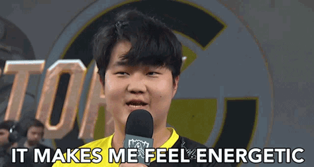 a man speaking into a microphone with the words " it makes me feel energetic " above him