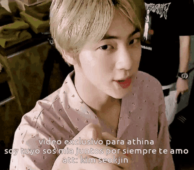 a close up of a person 's face with a caption that says video exclusivo para athina