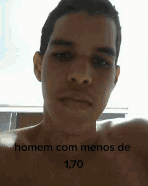 a shirtless man with the words homem com menos de 1.70 on the bottom