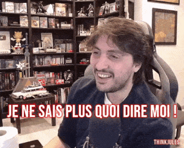 a man sitting in front of a microphone with the words je ne sais plus quoi dire moi in red