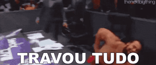 a man is laying on the floor with the words travou tudo written above him