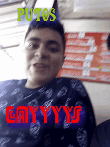 a man wearing a party hat with the words putos gayyys on it