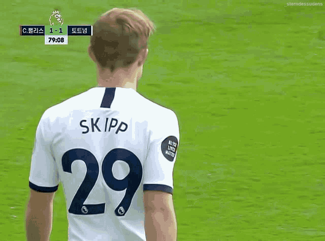 a soccer player with the number 29 on the back of his shirt