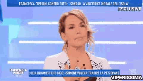 a woman appears on a television screen with the words francesca cipriani contro tutti