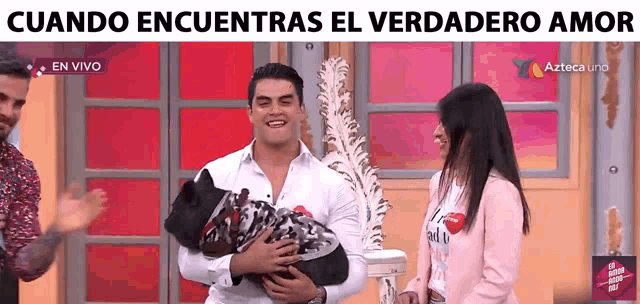 a man is holding a dog on a tv show with the words cuando encuentras el verdadero amor on the bottom