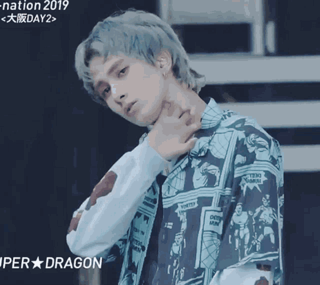 a man wearing a shirt that says " per dragon " on it