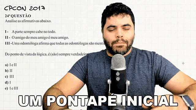 a man stands in front of a microphone with the words um pontape inicial written on the bottom