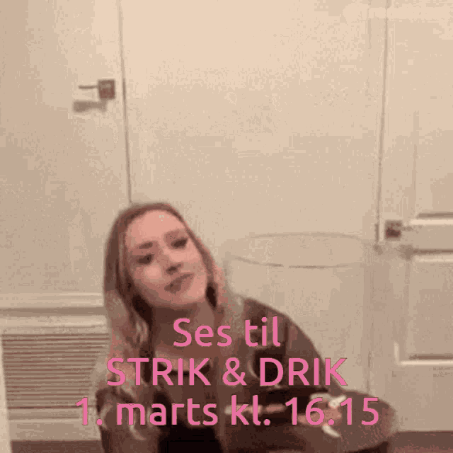a woman is standing in front of a door with the words ses til strik & drak in pink letters