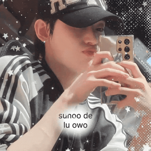 a person taking a picture of themselves with the words sunoo de lu owo below