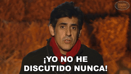 a man says yo no he discutido nunca in front of flames