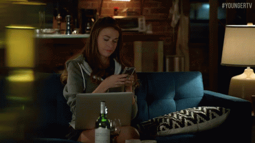 Liza Josh Cute Texts GIF - Younger Tv Younger Tv Land GIFs