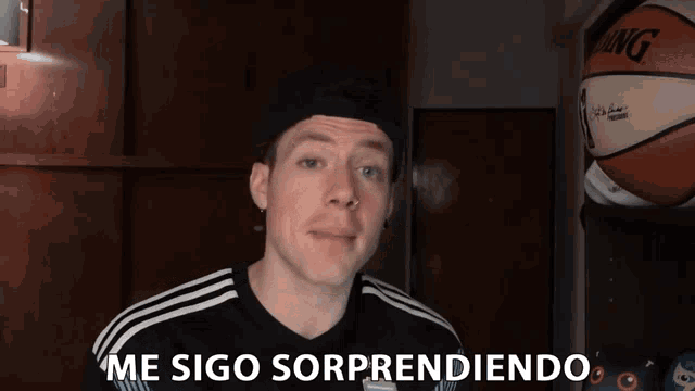 a man wearing a black shirt with the words me sigo sorprendiendo on it
