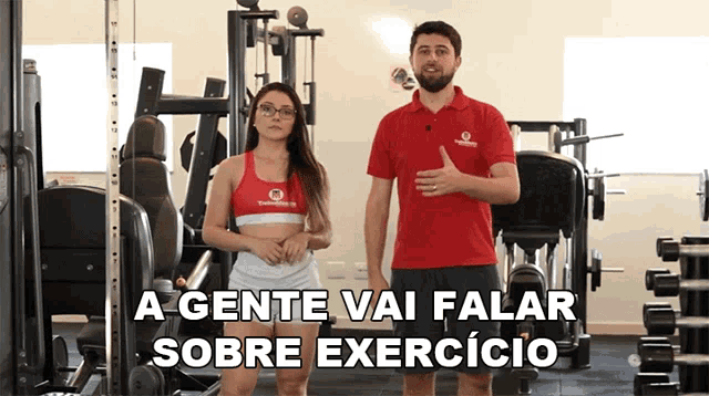 a man and a woman are standing in a gym with the words " a gente vai falar sobre exercicio " above them