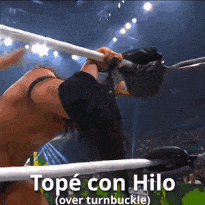 a man in a wrestling ring with the words tope con hilo over turnbuckle on the bottom