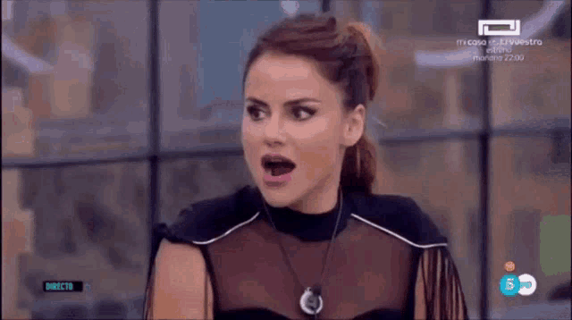 a woman with her mouth open is on a television screen that says directo on the bottom