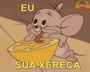 a cartoon mouse is eating a slice of lemon with the words eu sua xereca below it