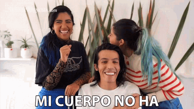 a man is surrounded by two women and the words mi cuerpo no ha are on the screen