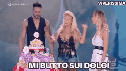 a man and two women are standing next to a cake with the words mi butto sui dolci written on the bottom