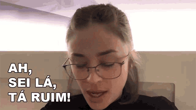 a woman wearing glasses and a black shirt says ah sei la ta ruim