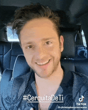 a man in a car with the hashtag #cerquitadeti on his face
