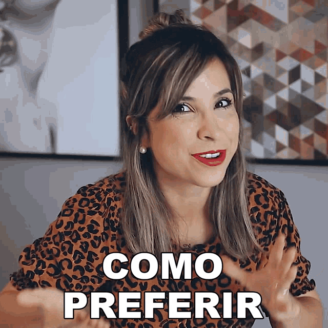 a woman in a leopard print shirt says como preferir