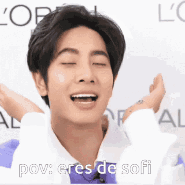 a young man is making a funny face with the words pov eres de sofi written below him