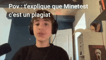 a young boy wearing headphones says " pov t'explique que minetest c'est un plagiat "