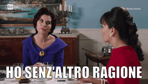 two women sitting at a table with the words ho senz ' altro ragione