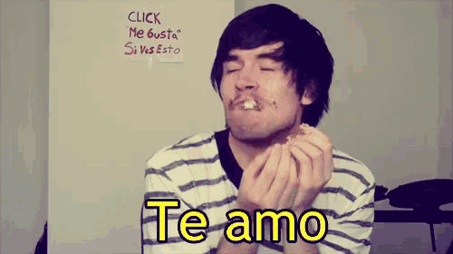 a man in a striped shirt is saying te amo in front of a sign that says click me gusta si me esto