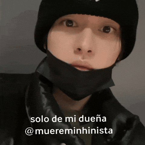 a man wearing a mask and a beanie says solo de mi duena @muereminhiniista