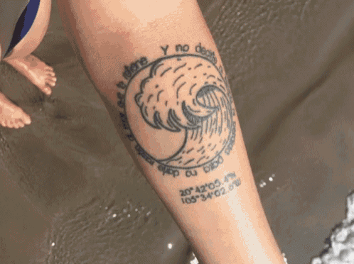 a person has a tattoo of a wave and the words y no death