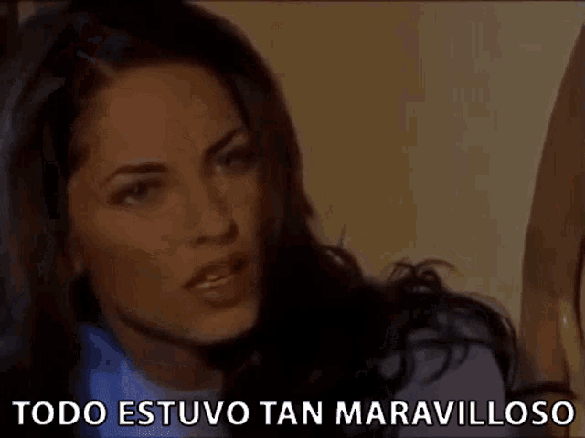 a woman is making a funny face and saying `` todo estuvo tan maravilloso '' in spanish .