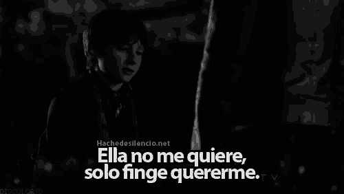 a black and white photo of a boy with the words ella no me quiere solo finge quererme